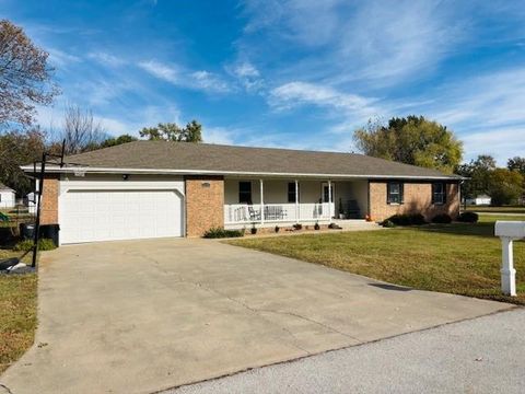 Photo of 200 W Lexington Street, Girard, KS 66743 (MLS # 2585141)