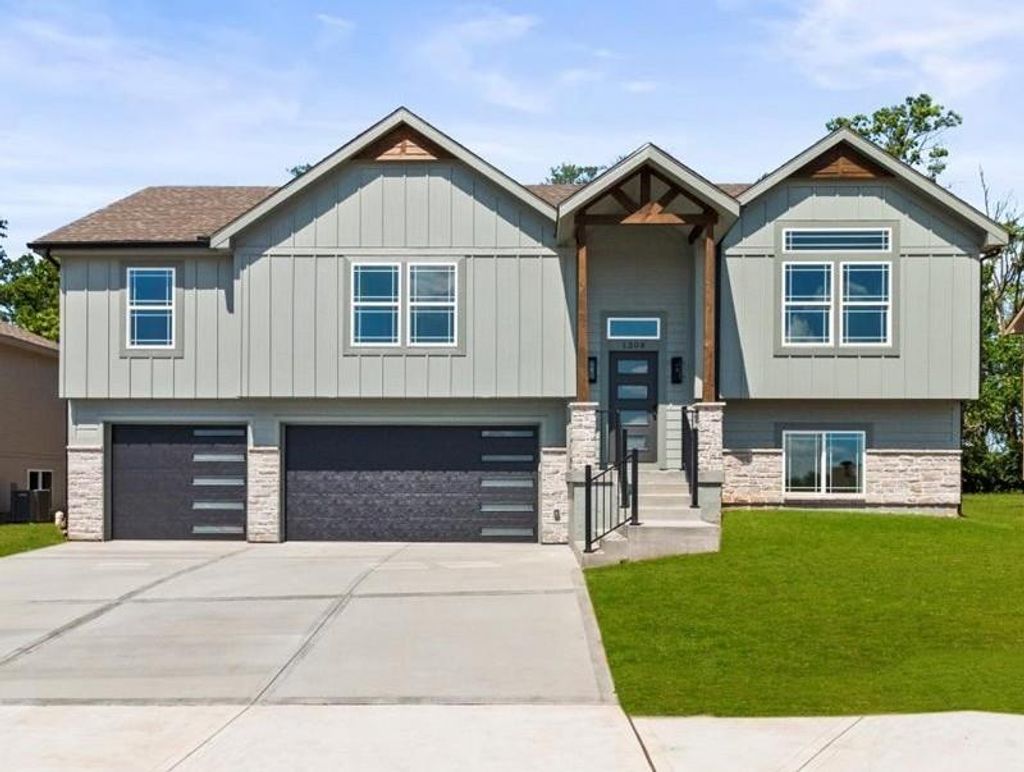 Photo of 1103 N Eli Lane, Warrensburg, MO 64093 (MLS # 2607834)