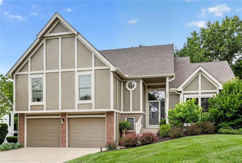 Photo of 7646 N Pomona Avenue, Kansas City, MO 64152 (MLS # 2627716)