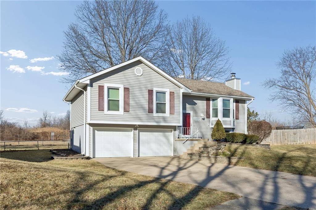 Photo of 900 Shiloh Court, Liberty, MO 64068 (MLS # 2601060)