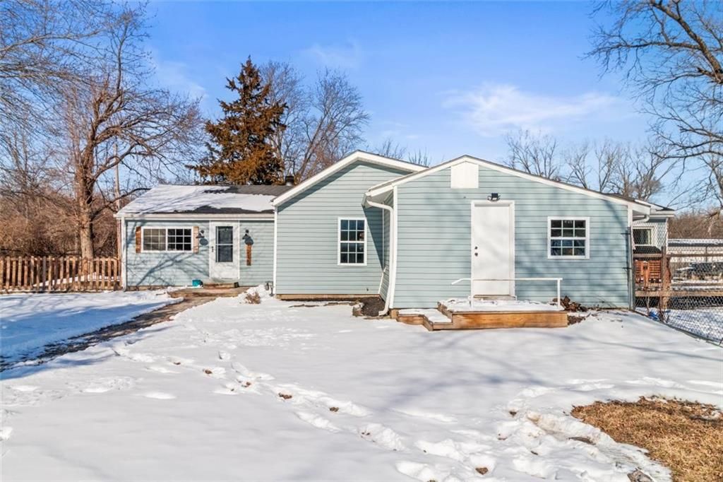 Photo of 1215 BERRY Road, Independence, MO 64057 (MLS # 2598598)