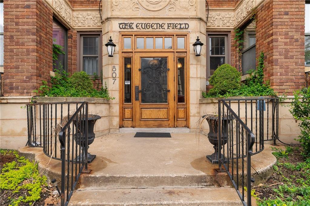 807 W 48th Street 204