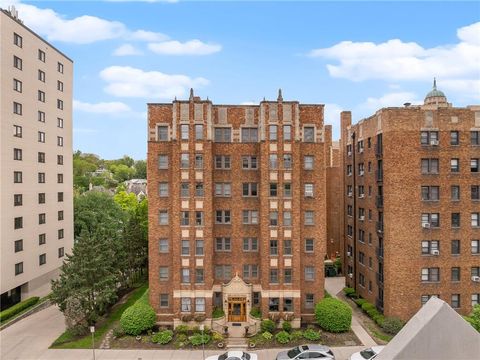 Photo of 807 W 48th Street #204, Kansas City, MO 64112 (MLS # 2616082)