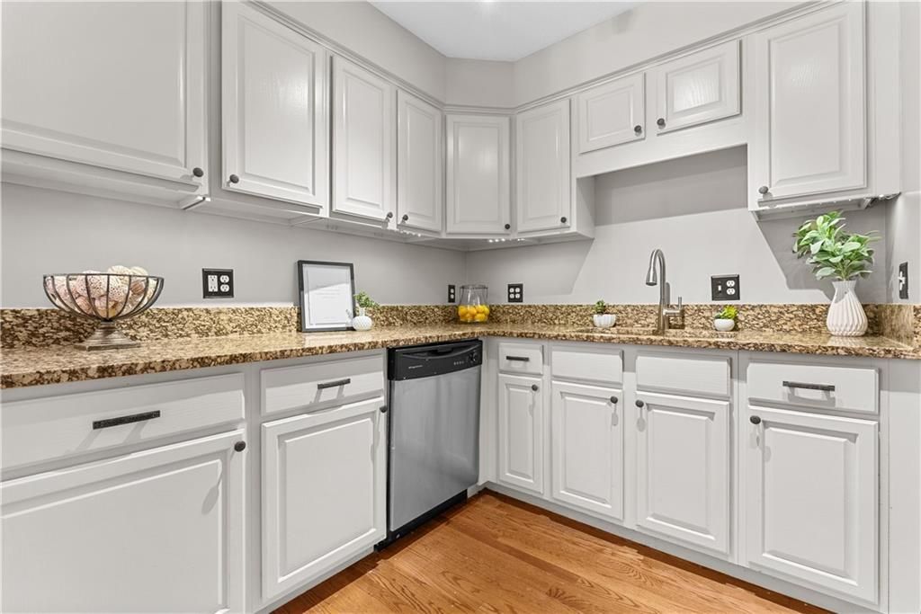 Photo of 4942 Walnut Street #2 South, Kansas City, MO 64112 (MLS # 2608287)