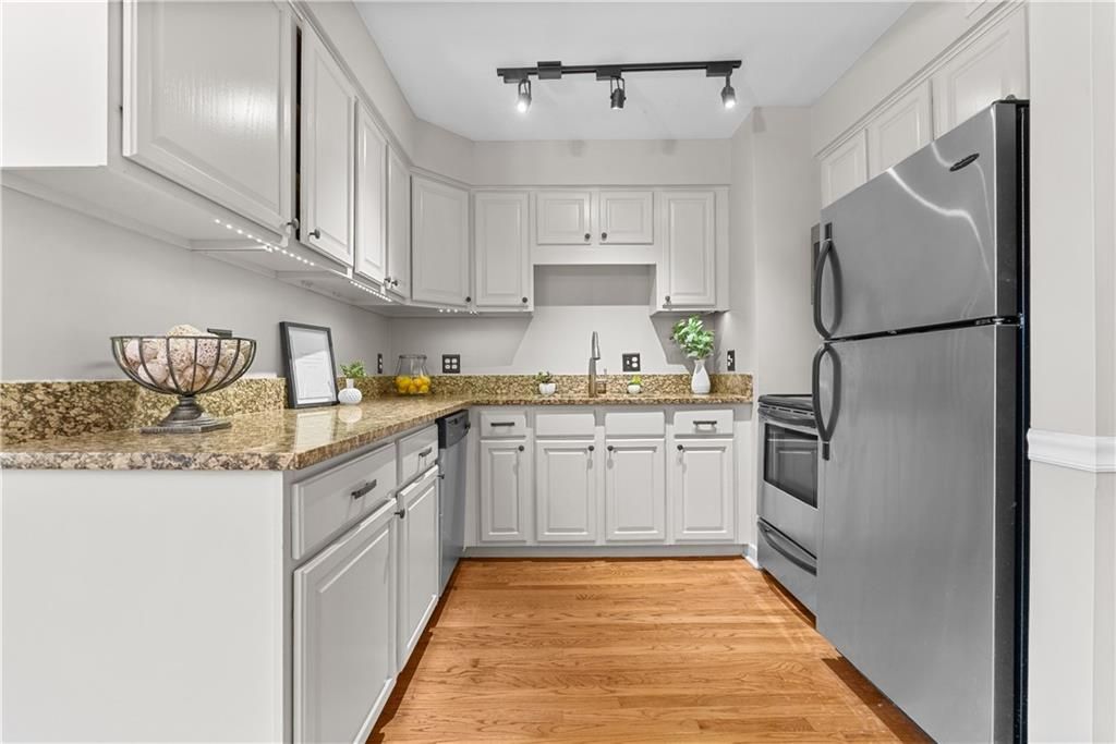 Photo of 4942 Walnut Street #2 South, Kansas City, MO 64112 (MLS # 2608287)