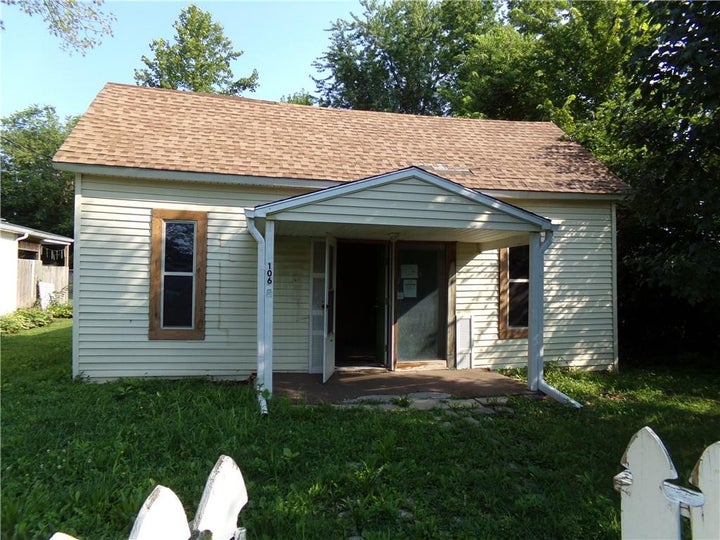 Photo 1 of 3 — 106 W 4th Street, Henrietta, MO 64036