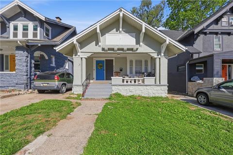 Photo of 4239 Chestnut Avenue, Kansas City, MO 64130 (MLS # 2615889)