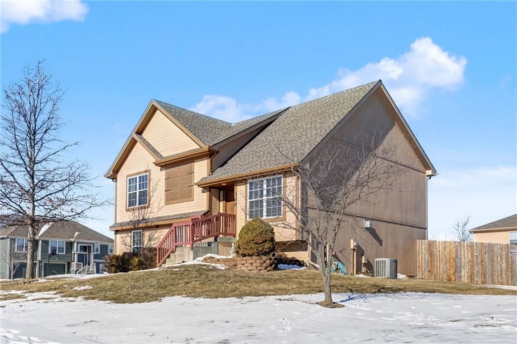 Photo of 300 NE 192nd Terrace, Smithville, MO 64089 (MLS # 2598738)