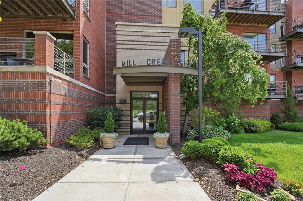 4521 Wornall Road 208