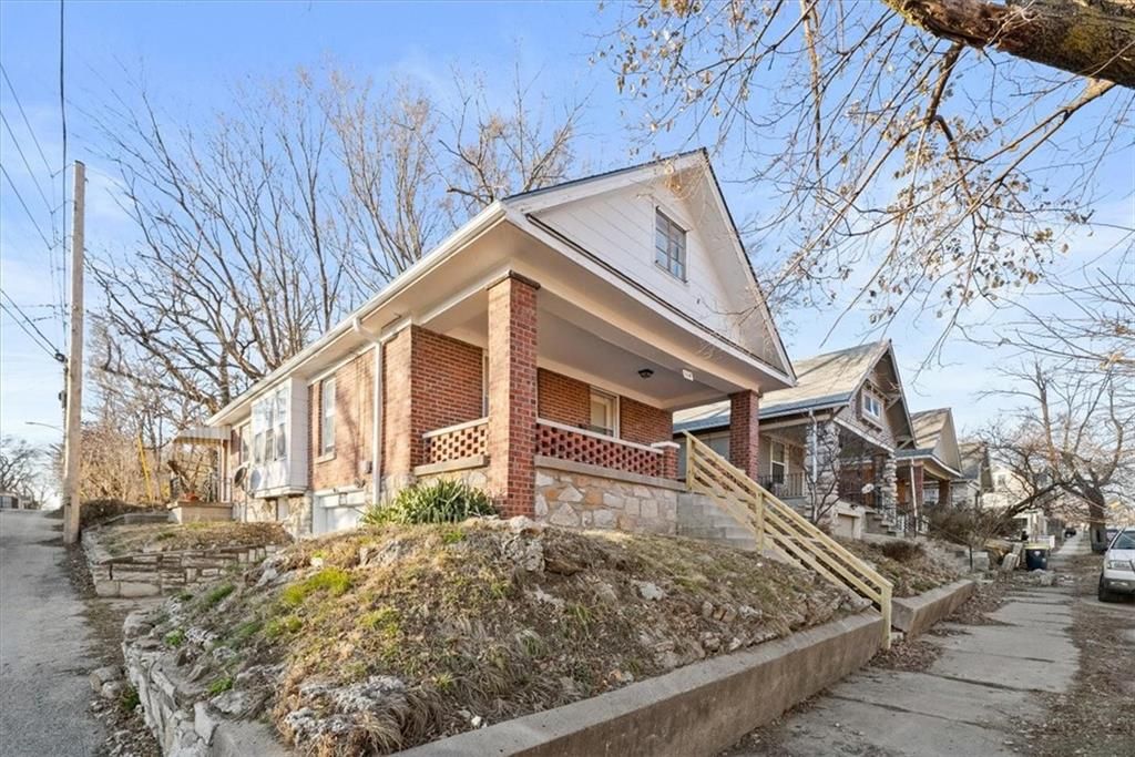Photo of 114 N Askew Avenue, Kansas City, MO 64123 (MLS # 2592574)