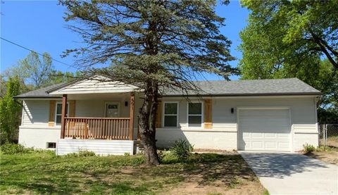Photo of 601 E Eisenhower Road, Lansing, KS 66043 (MLS # 2615033)
