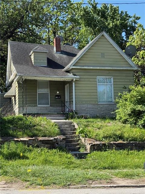 Photo of 1710 Mitchell Avenue, St Joseph, MO 64507 (MLS # 2617640)