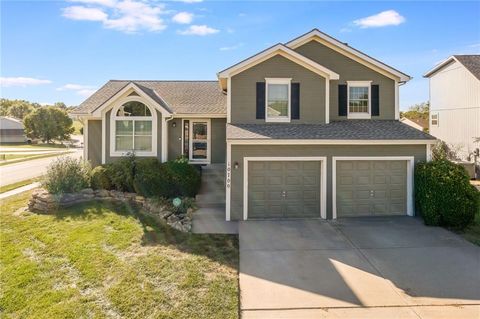 Photo of 10700 N Holmes Street, Kansas City, MO 64155 (MLS # 2579735)