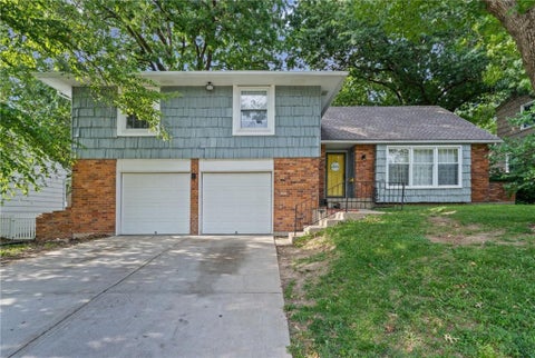 Photo of 3728 BIRCHWOOD Drive, Kansas City, MO 64137 (MLS # 2628522)