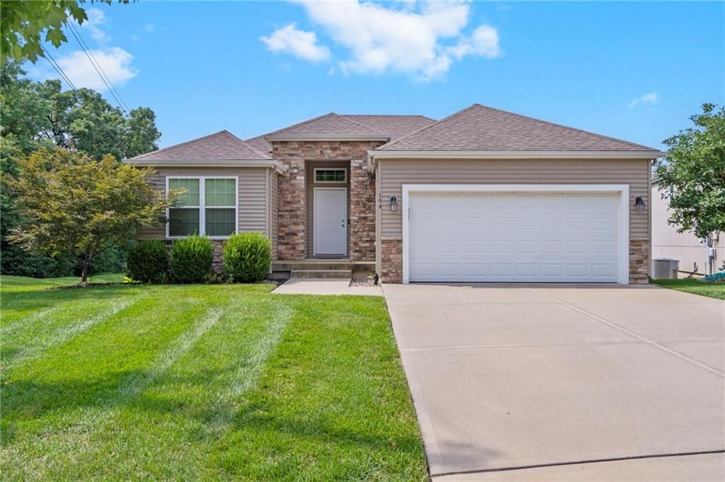Photo of 194 Camelot Drive, Liberty, MO 64068 (MLS # 2569262)