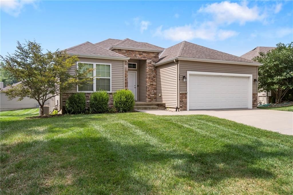 Photo of 194 Camelot Drive, Liberty, MO 64068 (MLS # 2569262)