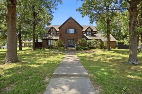 Photo of 2204 S Taylor Street, Pittsburg, KS 66762 (MLS # 2631416)