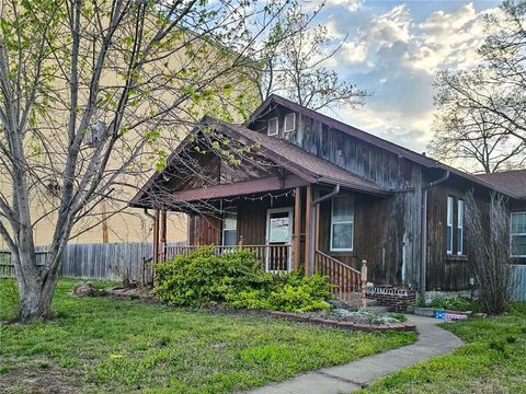 Photo of 203 S Sycamore Street, Iola, KS 66749 (MLS # 2613030)