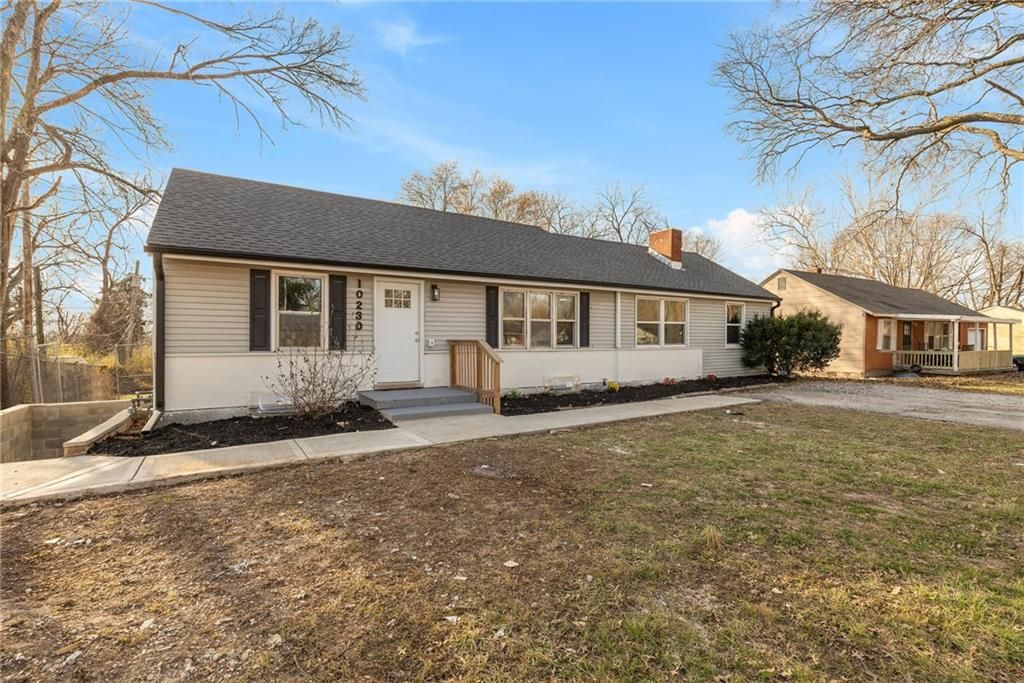 Photo of 10230 Oakley Avenue, Kansas City, MO 64137 (MLS # 2608383)