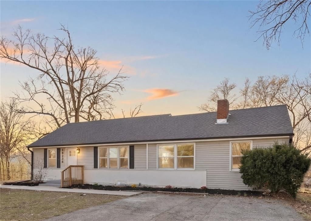 Photo of 10230 Oakley Avenue, Kansas City, MO 64137 (MLS # 2608383)