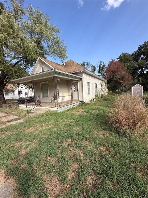 Photo of 1120 W Myrtle Street, Independence, KS 67301 (MLS # 2643793)