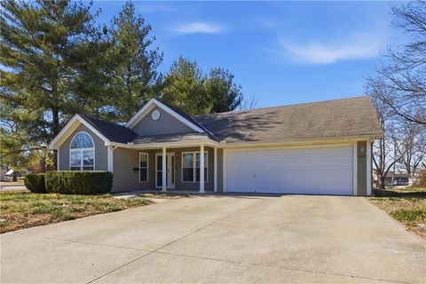 Photo of 114 S Jewell Street, Liberty, MO 64068 (MLS # 2603385)