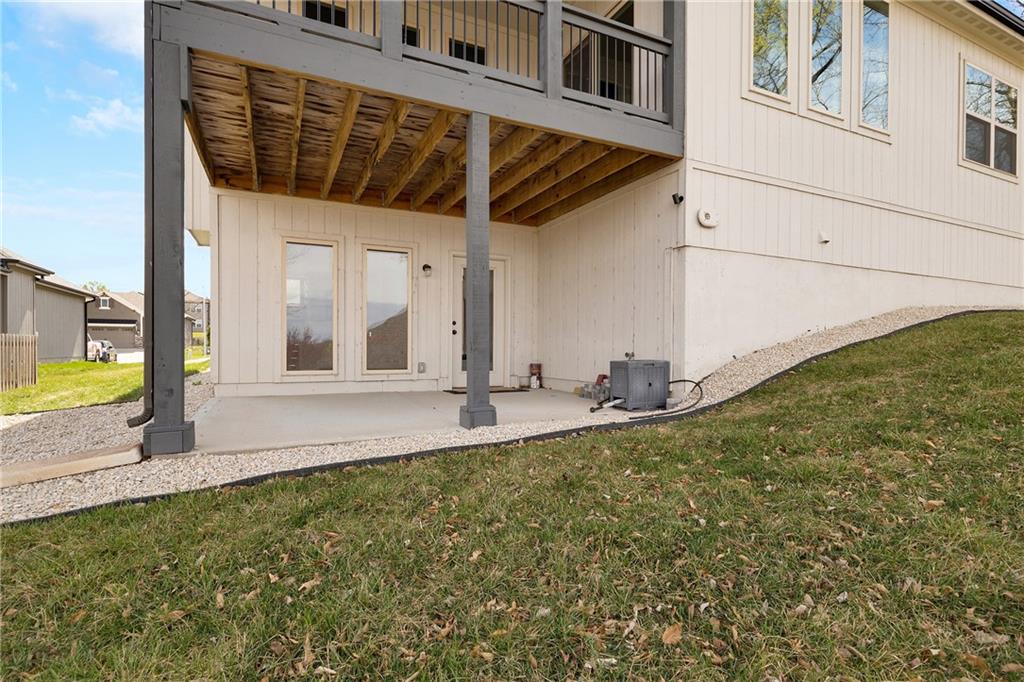 905 SE Wood Ridge Court