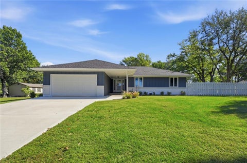 Photo of 201 SE Westwind Drive, Lees Summit, MO 64063 (MLS # 2647058)