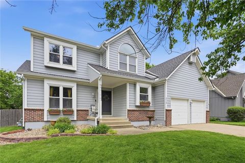 Photo of 6118 W 157 Terrace, Overland Park, KS 66223 (MLS # 2614589)