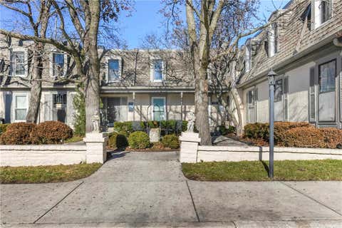 Photo of 6708 W 109th Street #E, Overland Park, KS 66211 (MLS # 2624072)