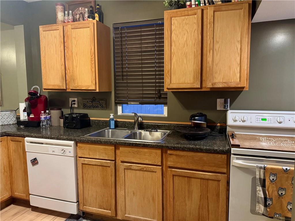 St Joseph, Missouri 64503, United States, 3 Bedrooms Bedrooms, ,2 BathroomsBathrooms,Residential,Pending,11104