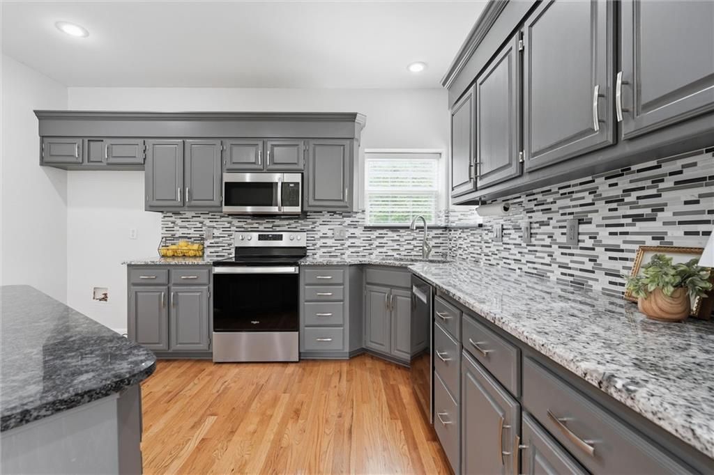 Photo of 905 Paw Paw Lane, Liberty, MO 64068 (MLS # 2614524)