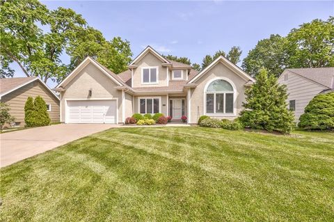 Photo of 6424 W 100th Terrace, Overland Park, KS 66212 (MLS # 2620924)