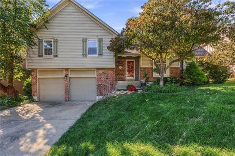 Photo of 11624 Cody Street, Overland Park, KS 66210 (MLS # 2646712)