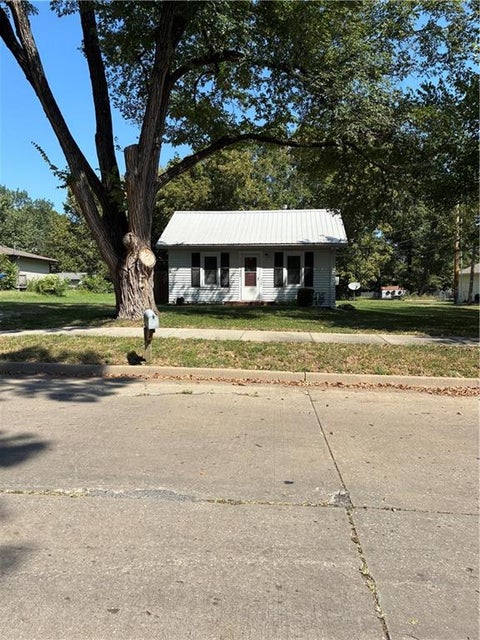 Photo of 323 E 13th Street, Ottawa, KS 66067 (MLS # 2639010)
