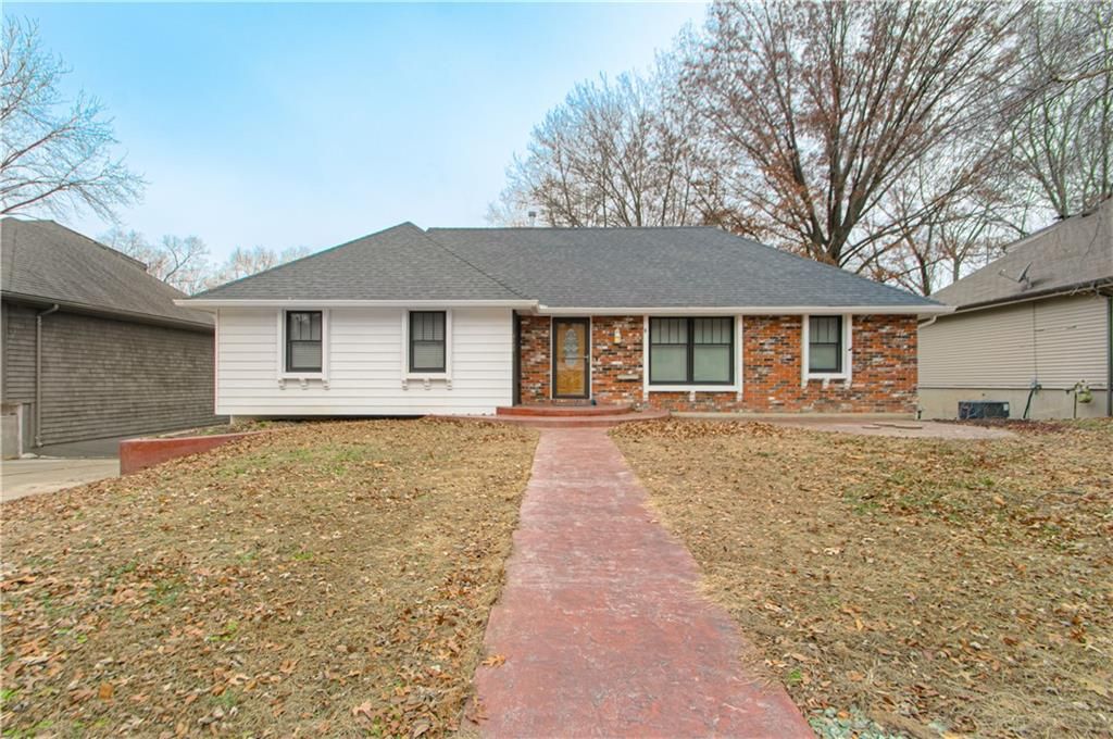 Photo of 2600 Magnolia Avenue, Liberty, MO 64068 (MLS # 2592179)