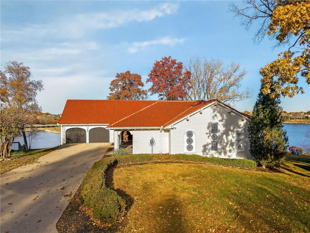 102 NW Hackberry Street