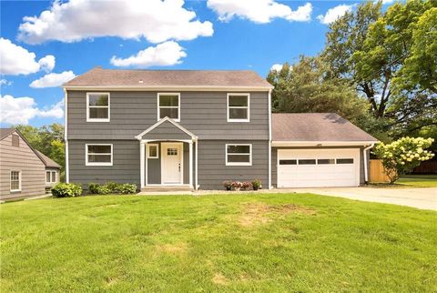 Photo of 1263 W 67th Terrace, Kansas City, MO 64113 (MLS # 2632096)