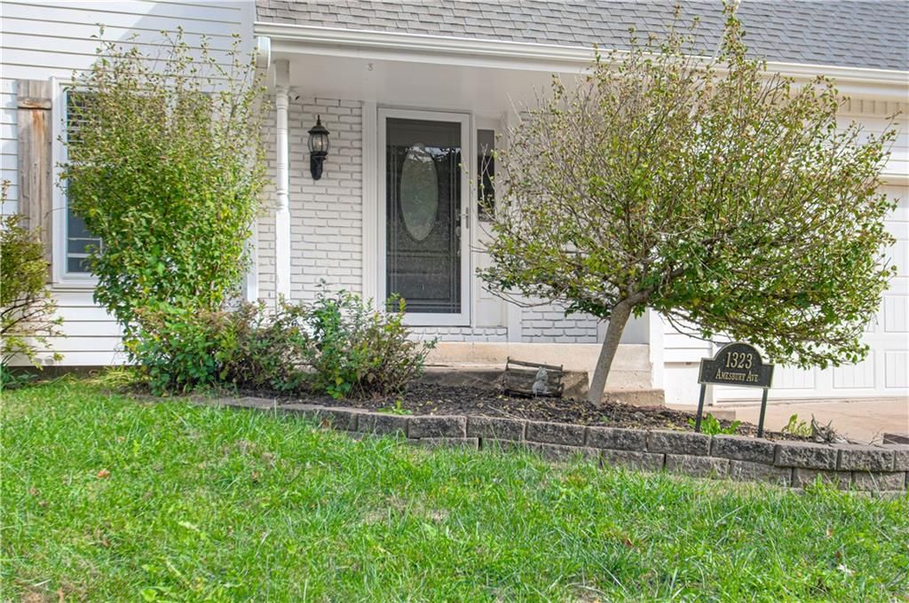 Photo of 1323 Amesbury Avenue, Liberty, MO 64068 (MLS # 2583651)