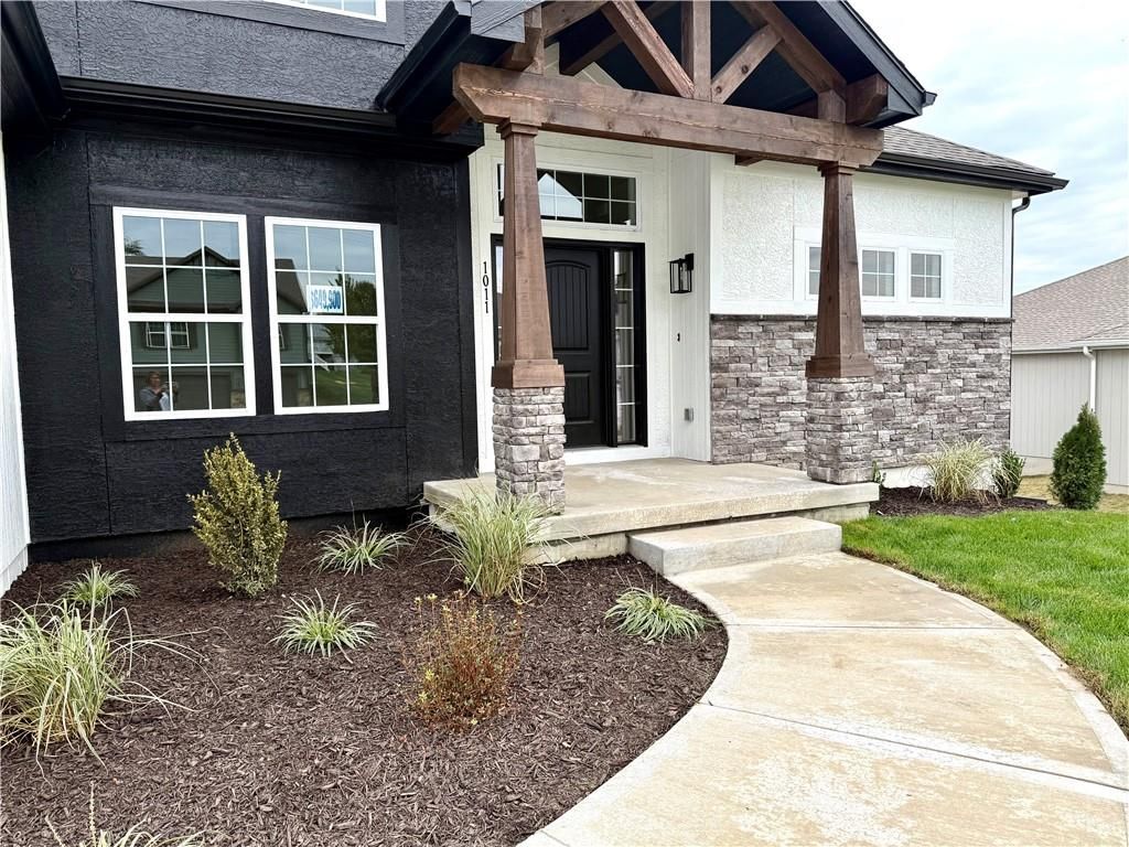 Photo of 1011 Poplar Lane, Liberty, MO 64068 (MLS # 2581684)