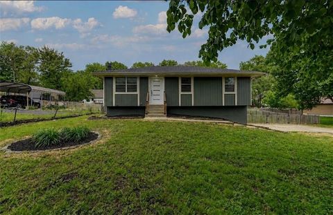 Photo of 200 83rd Street, Kansas City, MO 64118 (MLS # 2618633)