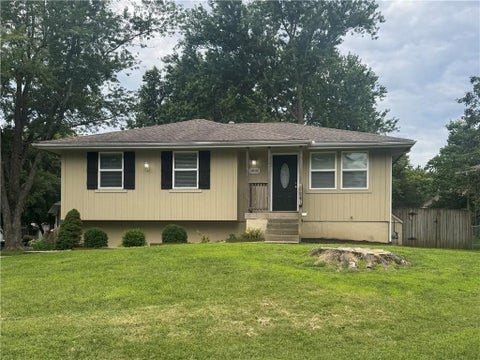 Photo of 2005 SE 2nd Terrace, Lees Summit, MO 64063 (MLS # 2634688)