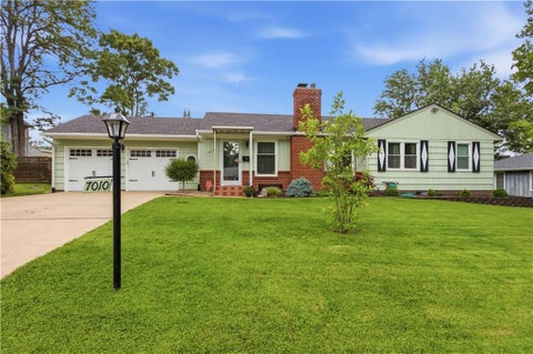 Photo of 7010 W 65th Terrace, Overland Park, KS 66202 (MLS # 2624441)