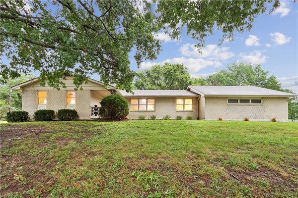 2 MAPLE CIR, SMITHVILLE, MO 64089 - Image 4deb02f0281cdabe81bd3dfb5f3ef44a/3112882839