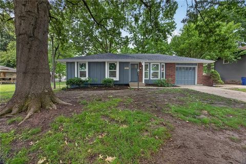 Photo of 302 Corder Street, Lees Summit, MO 64063 (MLS # 2624124)