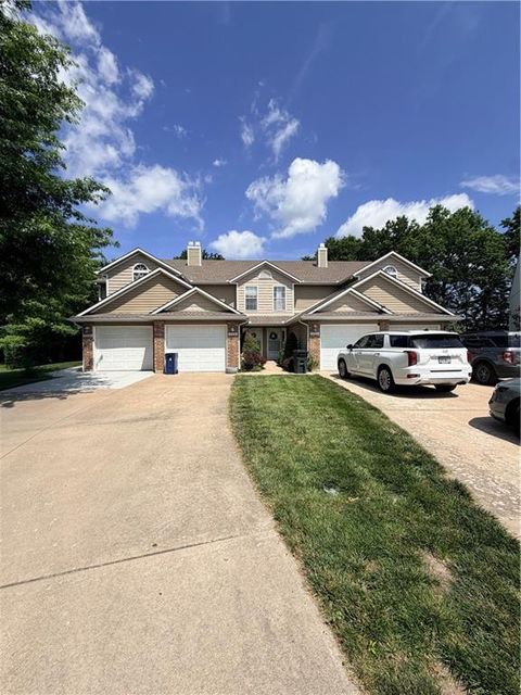 Photo of 712 SE London Way, Lees Summit, MO 64081 (MLS # 2626384)