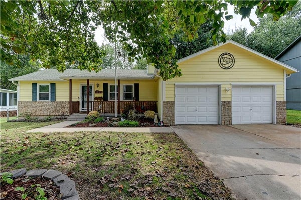 1823 NE MCKEE LN, LEES SUMMIT, MO 64086 - Image 4e1004d9b4345a4b640c1c746eb8a8ad/3322875732