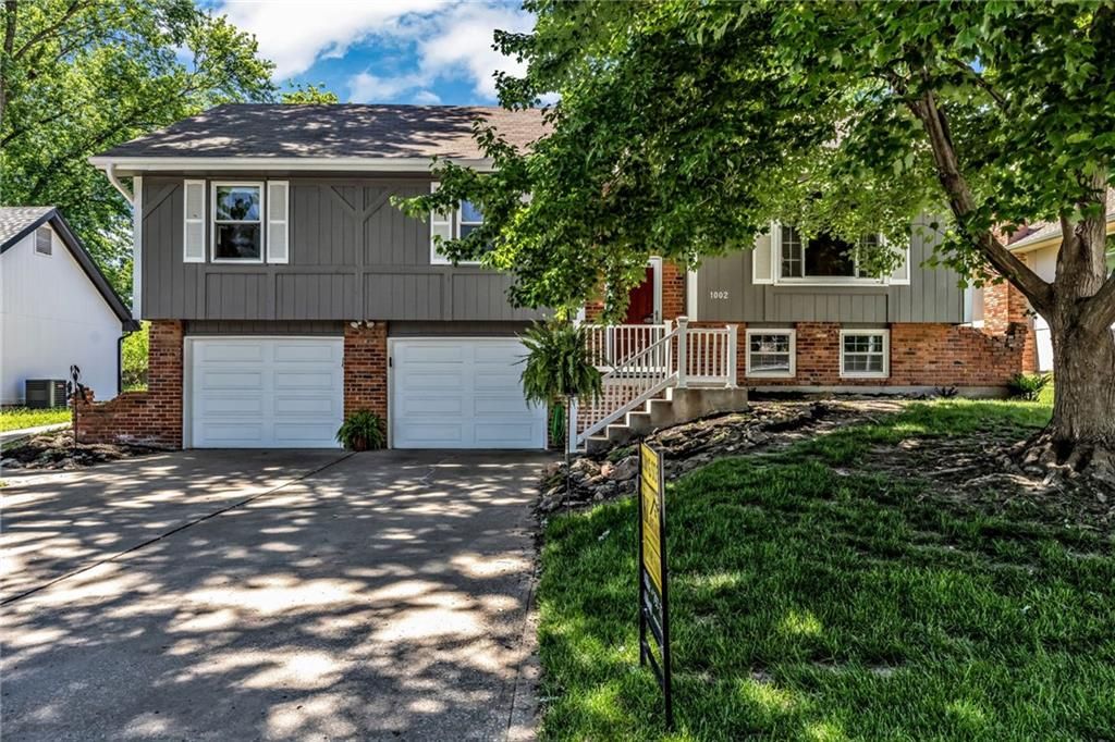 Photo of 1002 Dunwich Drive, Liberty, MO 64068 (MLS # 2619203)