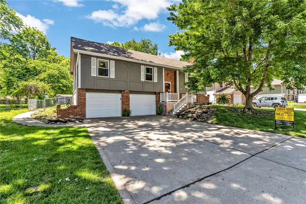 Photo of 1002 Dunwich Drive, Liberty, MO 64068 (MLS # 2619203)
