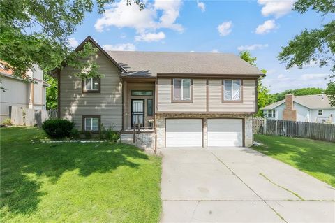 Photo of 403 NE Station Drive, Lees Summit, MO 64086 (MLS # 2627006)